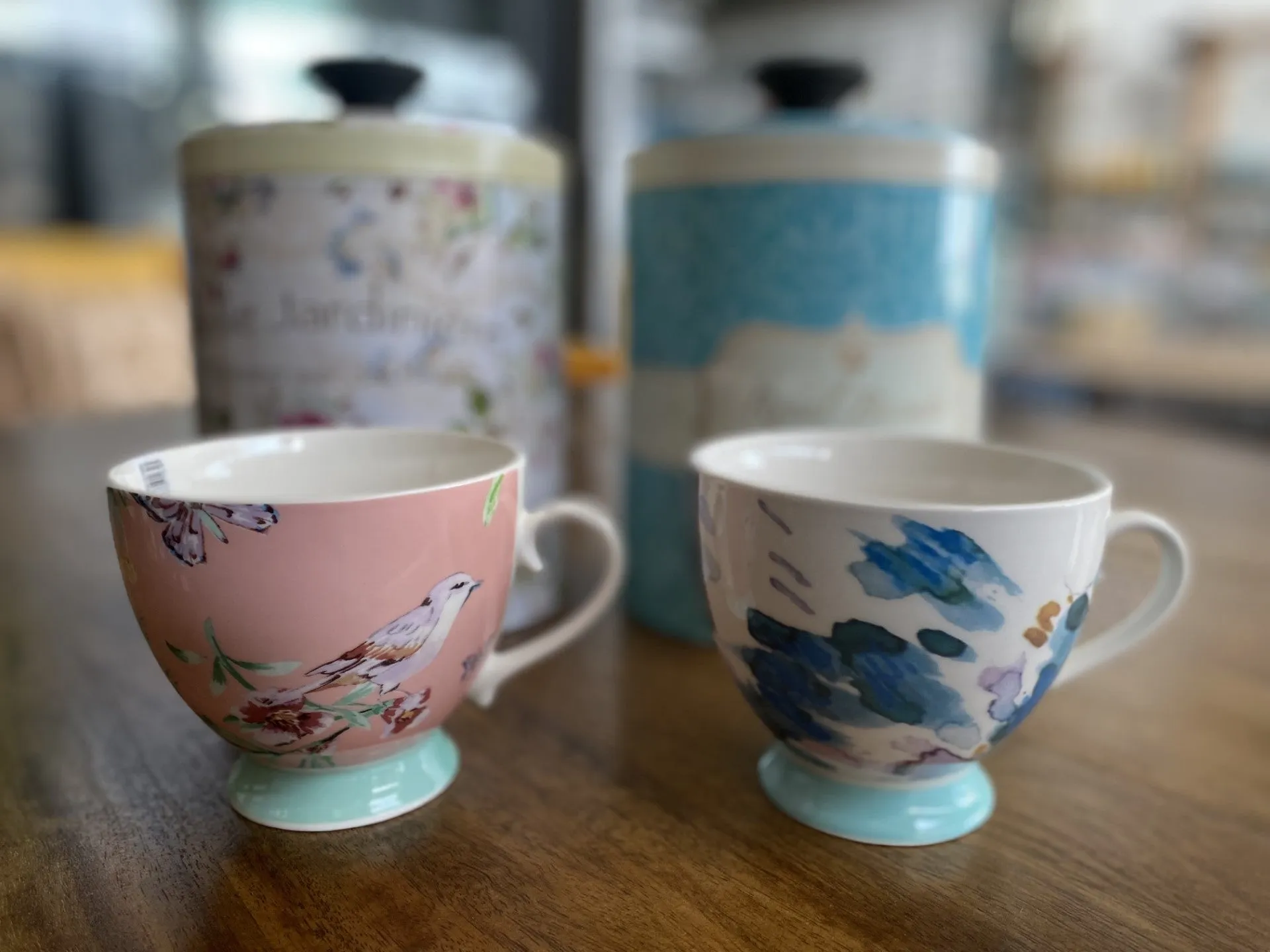 Taza de porcelana con diseño de pájaro y flores.